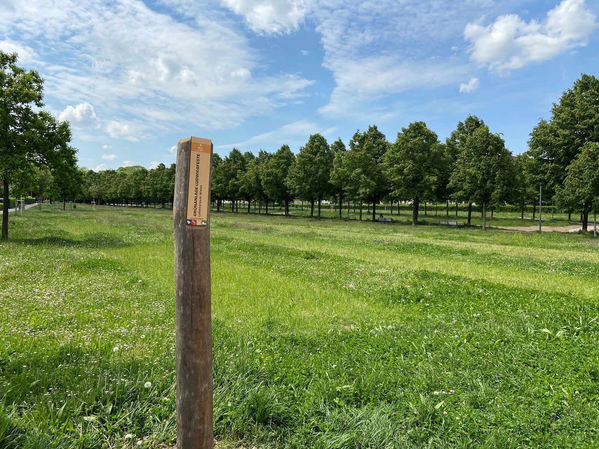 Biotopphal mit Schild