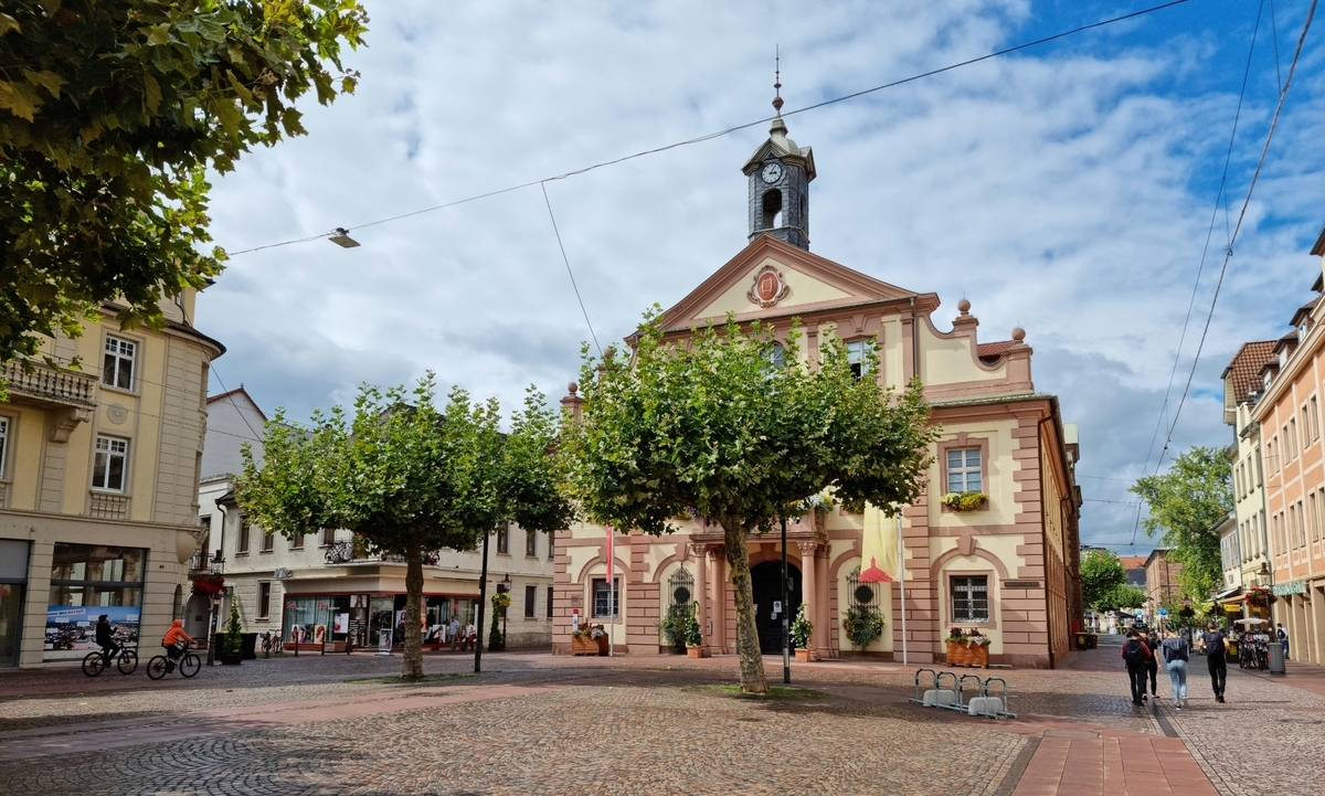 Hôtel de ville historique avec place du marché à Rastatt