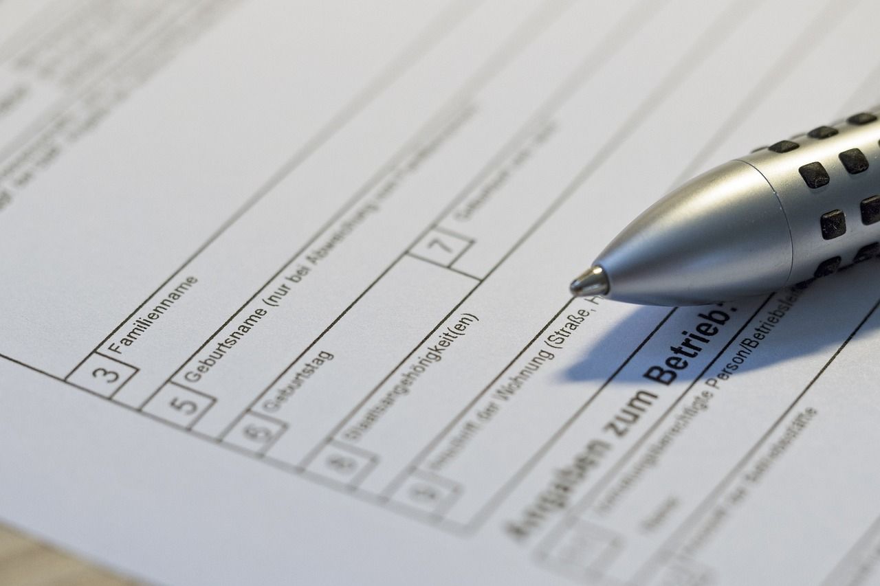 Fill out a certificate of eligibility for housing. Photo: Pixabay Pen on form