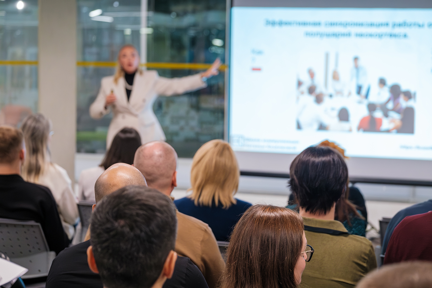 Frau erklärt einem Publikum etwas