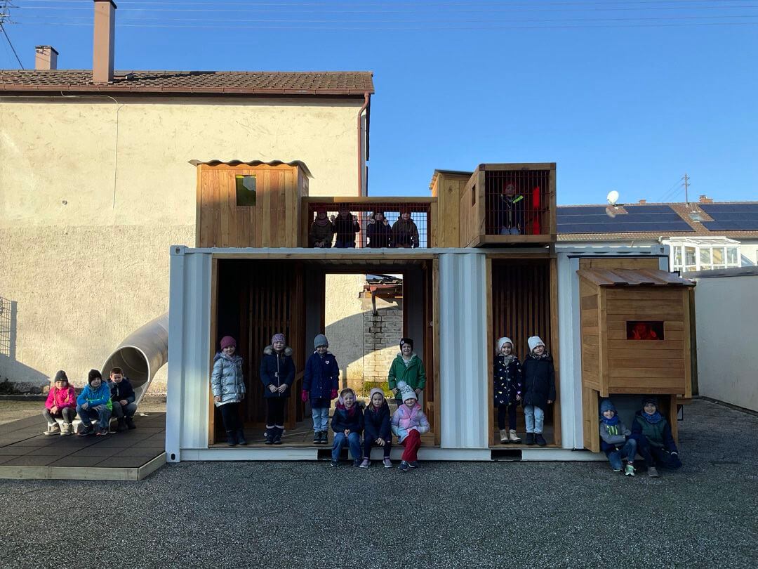 Kinder im Spielcontainer