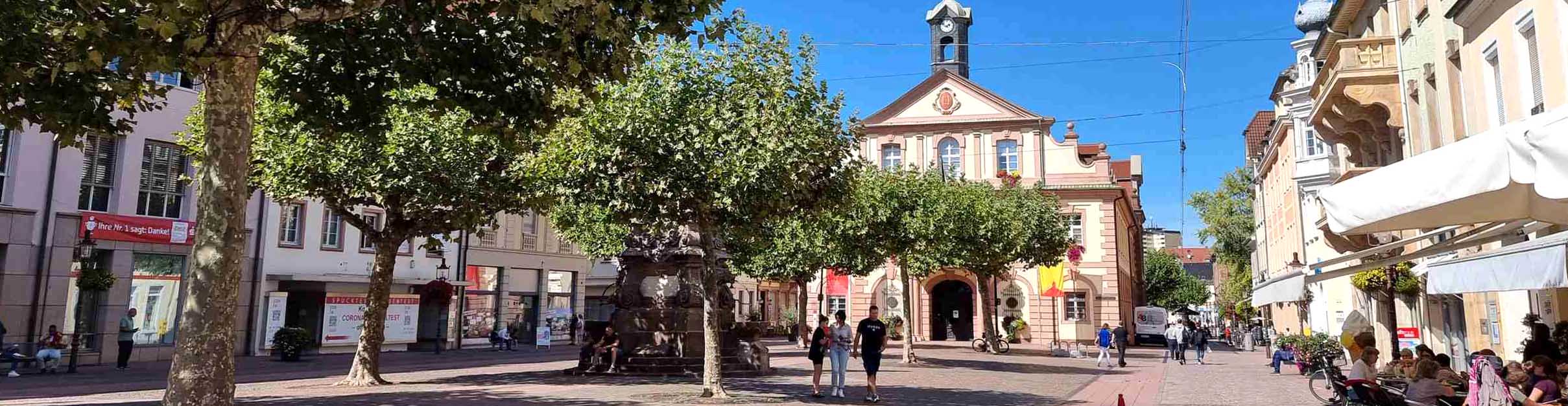 Marktplatz in Rastatt mit dem Historischen Rathaus im Hintergrund