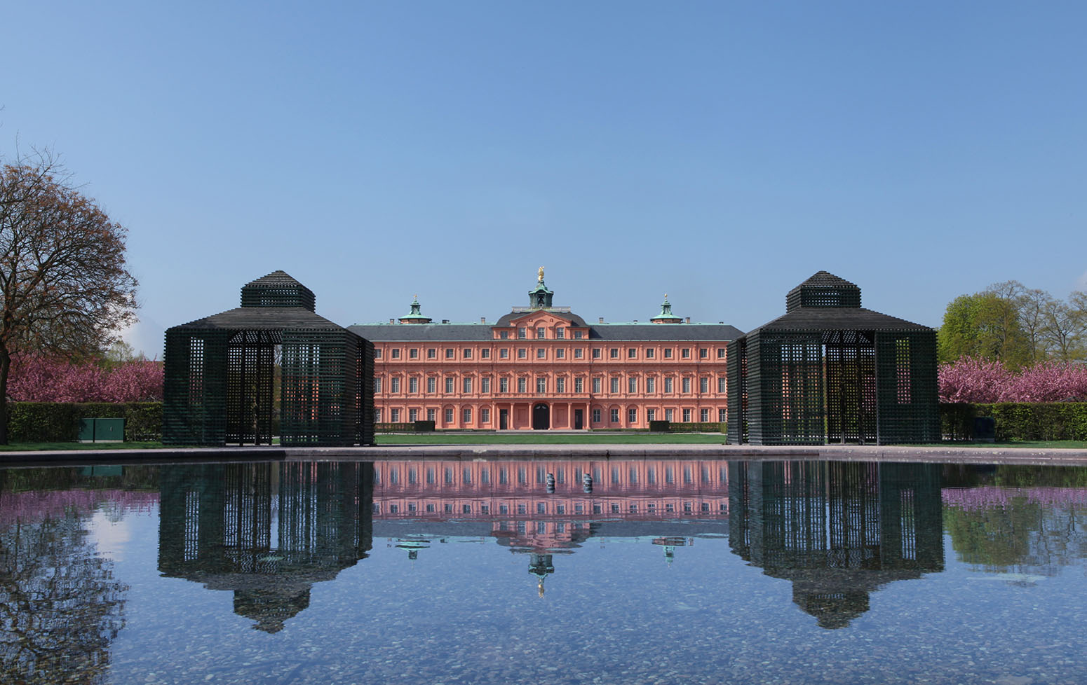 Schloss Rastatt mit Teich im Frühling