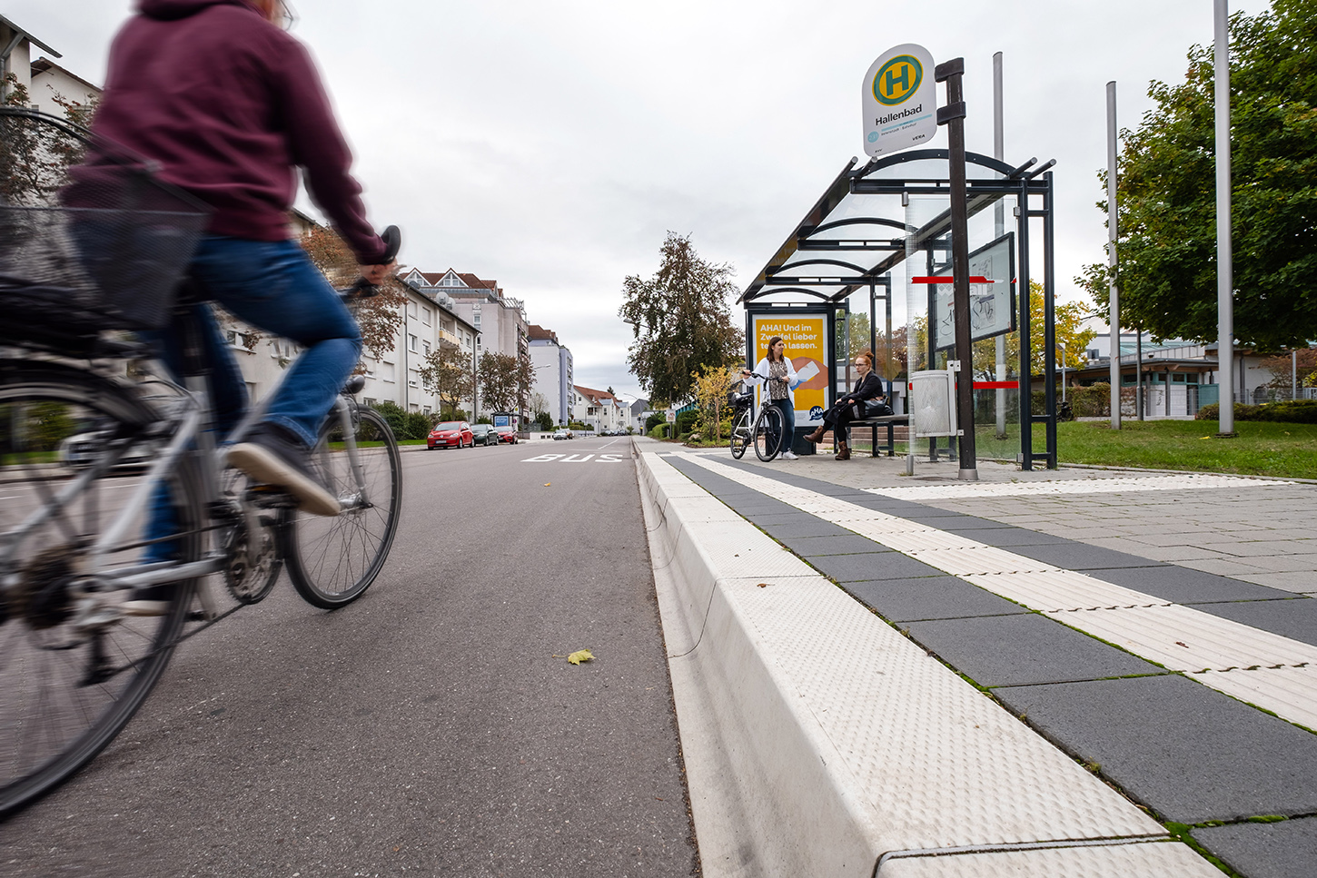 Fahrradfahrer und Menschen an einer Bushaltestelle in Rastatt