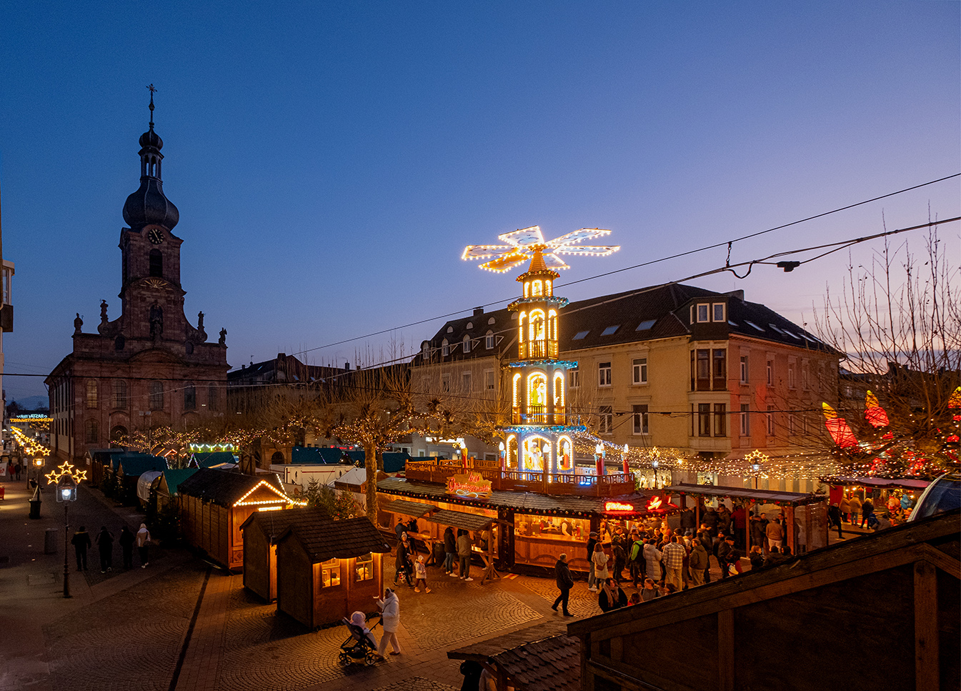 Weihnachtsmarkt 2026: Vom 19. November bis 23. Dezember. Foto: Oliver Hurst Blick vom Rathausbalkon auf den Weihnachtsmarkt