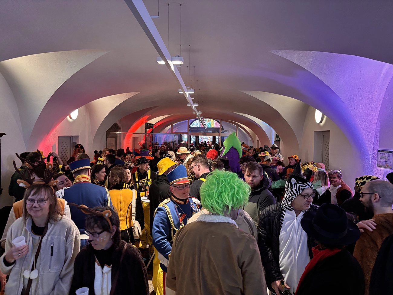 Feiernde Menschen im Rathaus