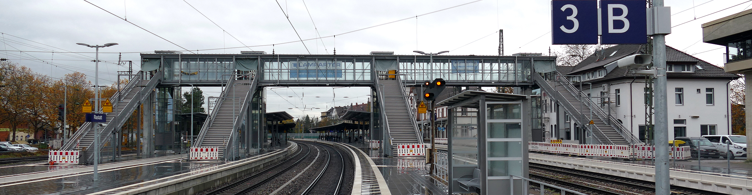 Fußgängersteg über den Gleisen am Bahnhof in Rastatt