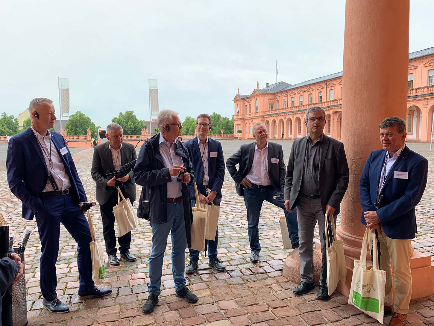 Bewertungskommission der Landesgartenschau steht im Schlosshof