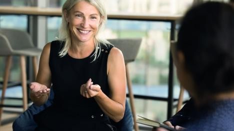 Counseling situation with a smiling woman