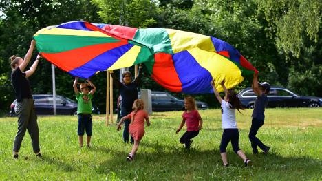 Kinder beim Spielen im Park